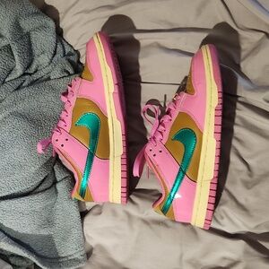 pink dunks girl 4.5